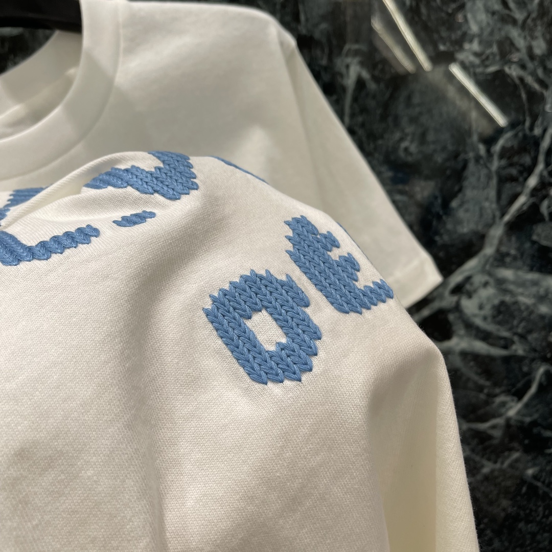 路易 25秋冬新款 圆领字母刺绣T恤 胸前利用刺绣工艺勾勒出字母品牌徽标图案时尚高级感立现打造个性风格时