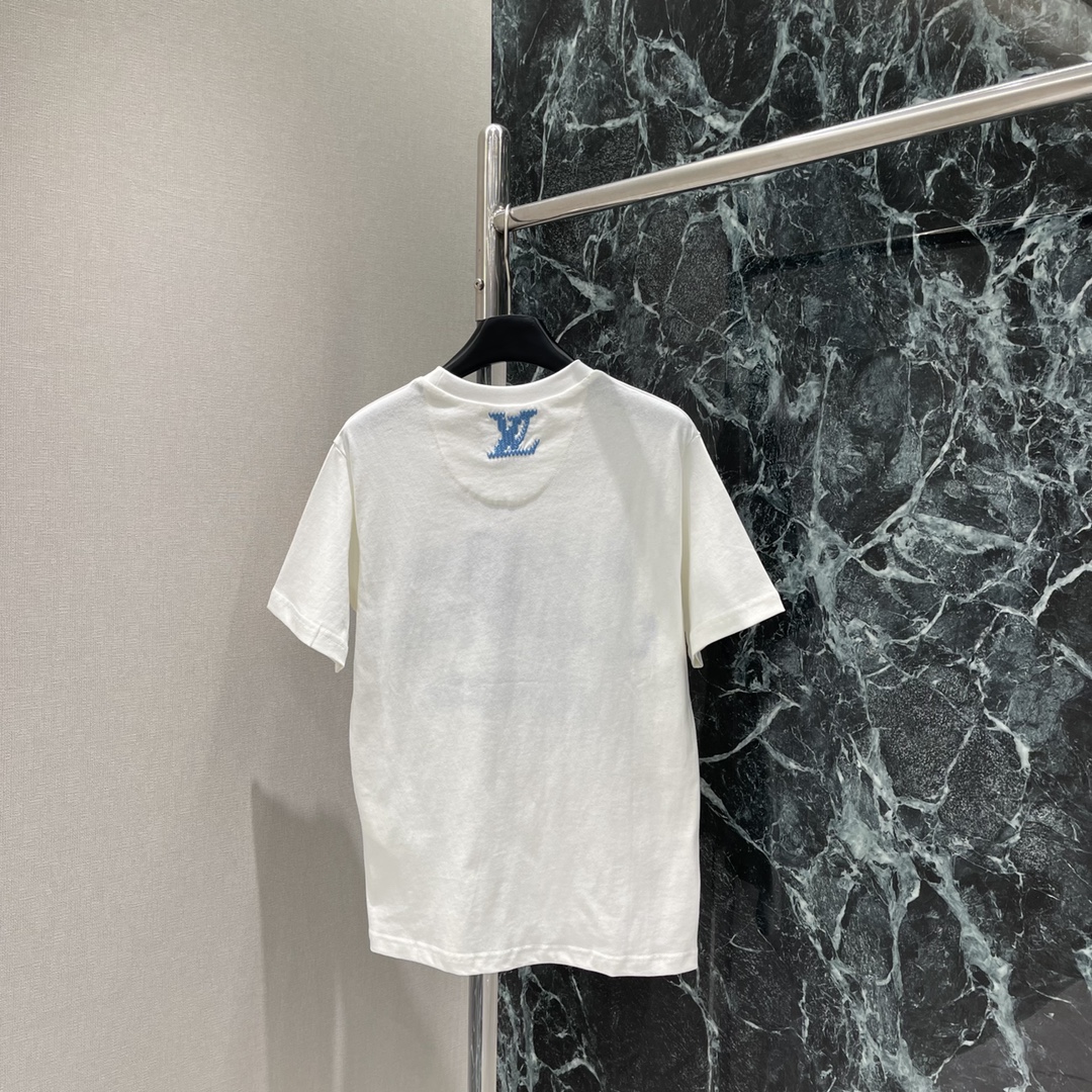 路易 25秋冬新款 圆领字母刺绣T恤 胸前利用刺绣工艺勾勒出字母品牌徽标图案时尚高级感立现打造个性风格时