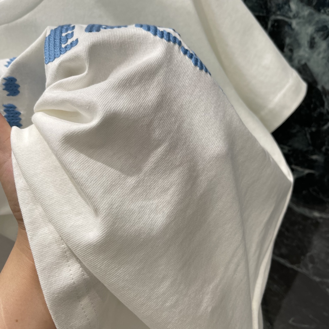 路易 25秋冬新款 圆领字母刺绣T恤 胸前利用刺绣工艺勾勒出字母品牌徽标图案时尚高级感立现打造个性风格时