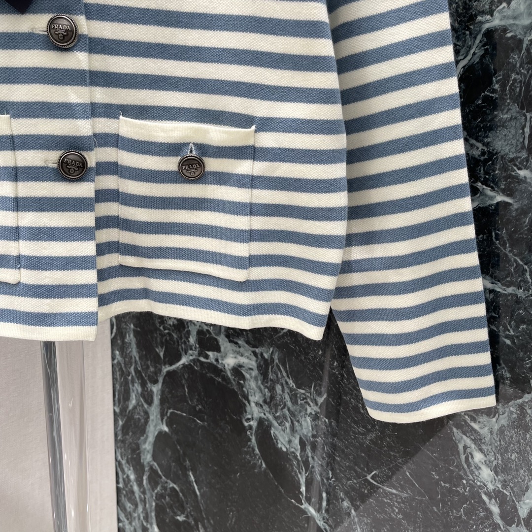 PD 25秋冬新款 条纹小香风外套 胸前经典品牌刺绣字母 经典条纹设计永远不会过时恰到好处的衣长上身包容