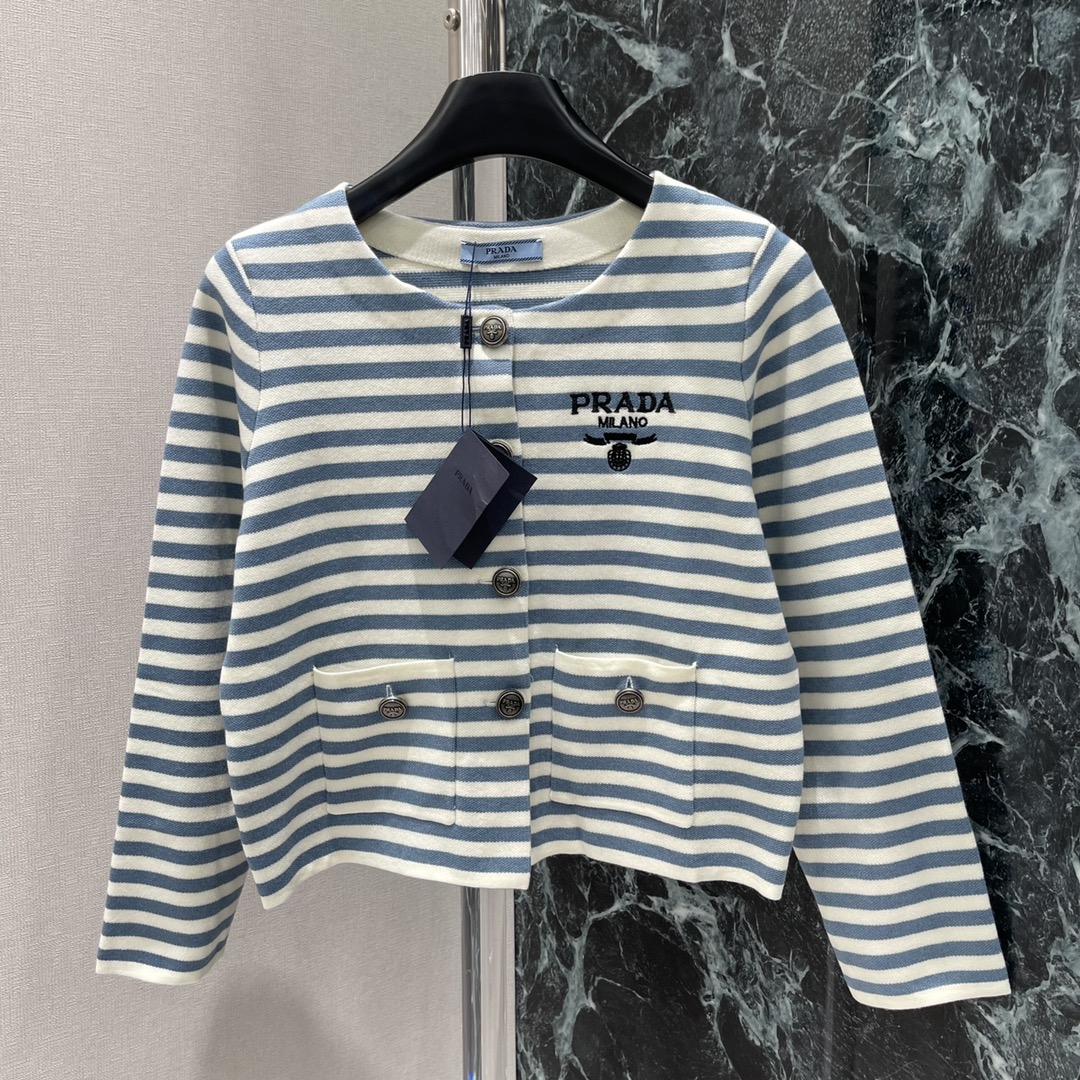 PD 25秋冬新款 条纹小香风外套 胸前经典品牌刺绣字母 经典条纹设计永远不会过时恰到好处的衣长上身包容