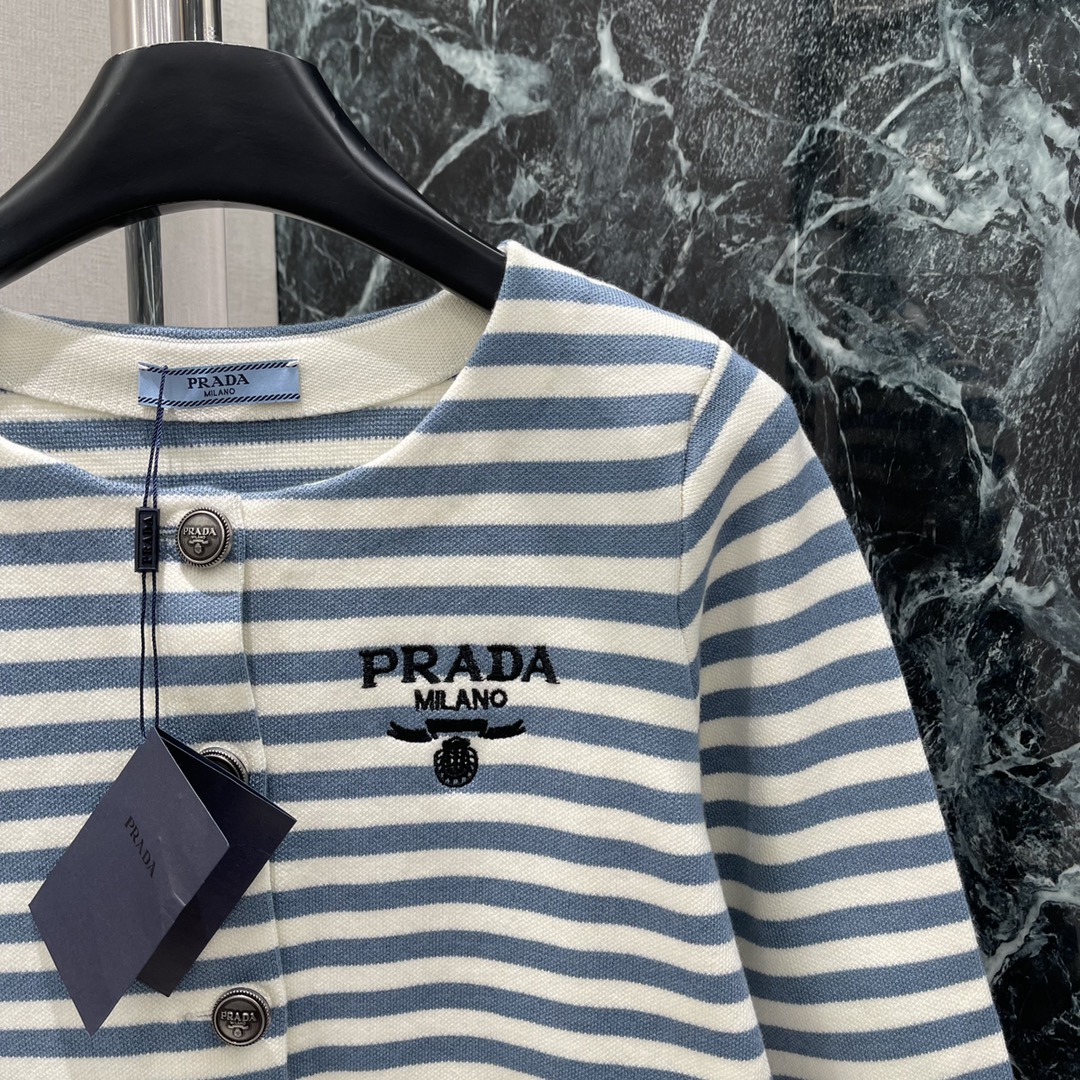 PD 25秋冬新款 条纹小香风外套 胸前经典品牌刺绣字母 经典条纹设计永远不会过时恰到好处的衣长上身包容