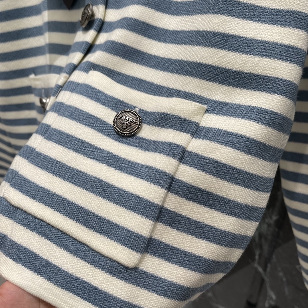 PD 25秋冬新款 条纹小香风外套 胸前经典品牌刺绣字母 经典条纹设计永远不会过时恰到好处的衣长上身包容