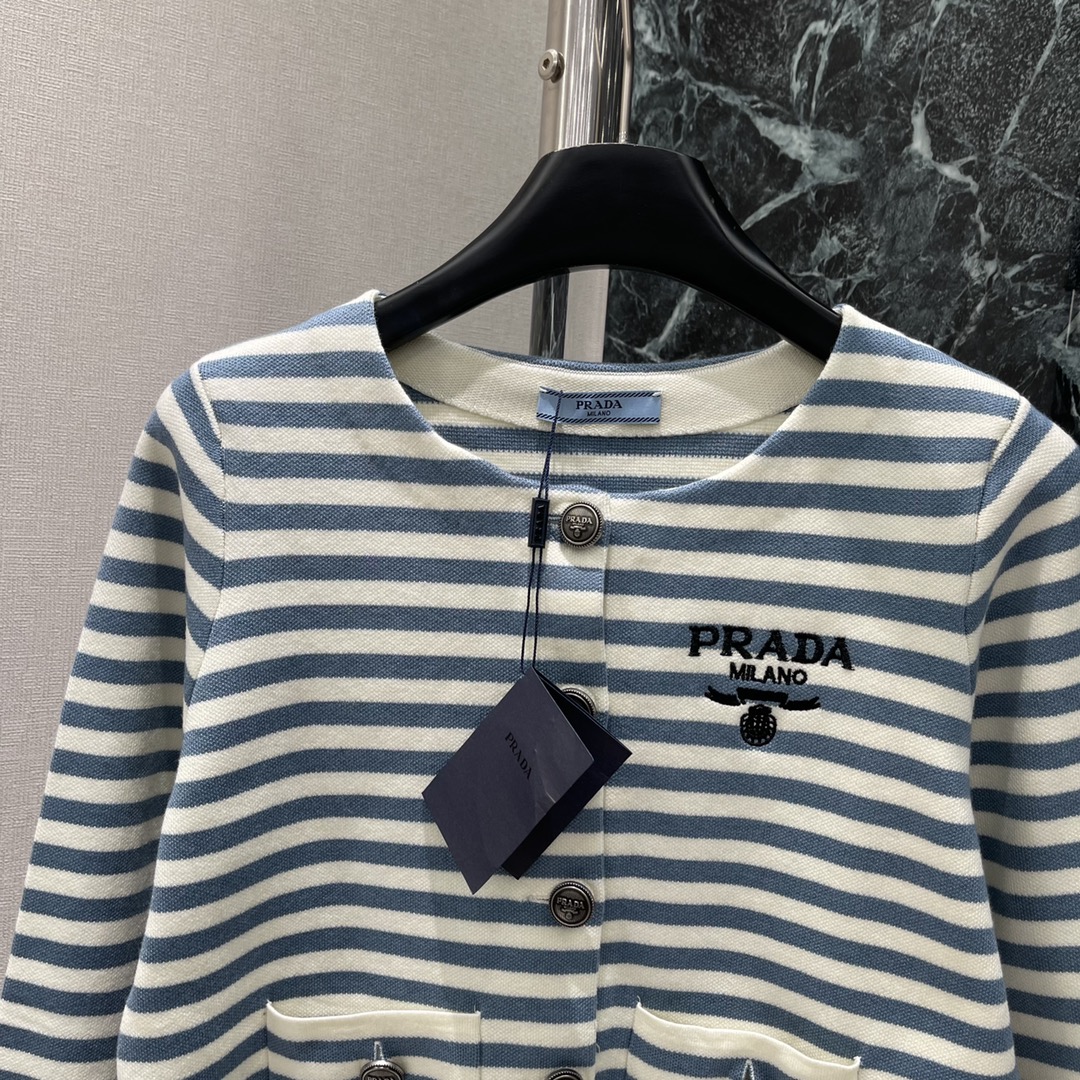 PD 25秋冬新款 条纹小香风外套 胸前经典品牌刺绣字母 经典条纹设计永远不会过时恰到好处的衣长上身包容