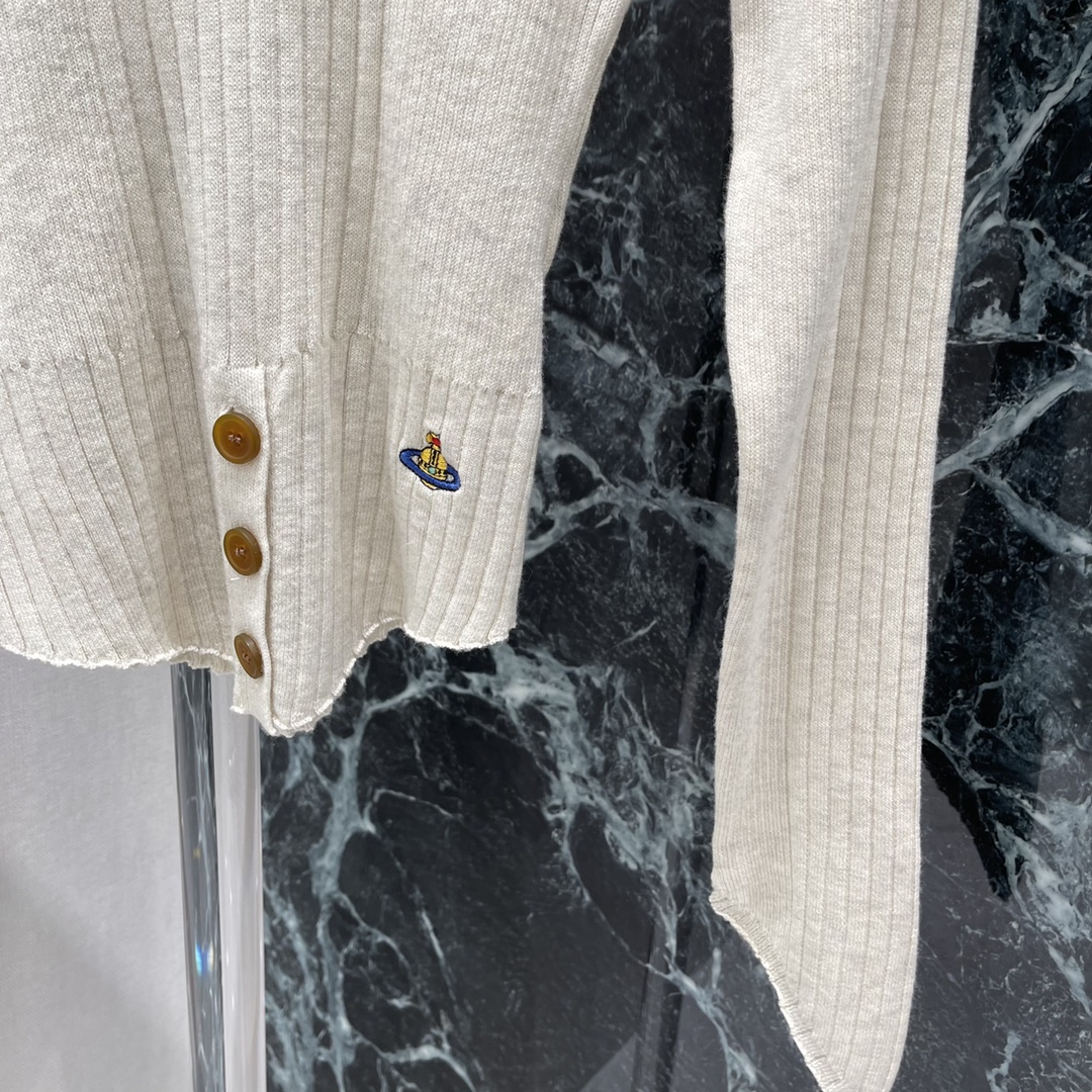 土星 25秋冬新款 收腰针织长袖上衣 辣妹的针织单品 粗细不同的针织拼接让整件衣服立体生动起来 下摆V字