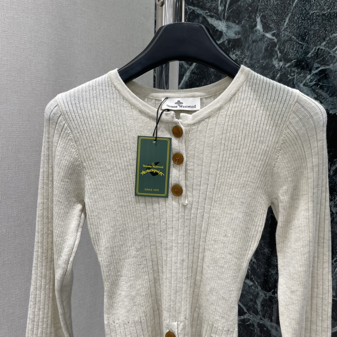 土星 25秋冬新款 收腰针织长袖上衣 辣妹的针织单品 粗细不同的针织拼接让整件衣服立体生动起来 下摆V字