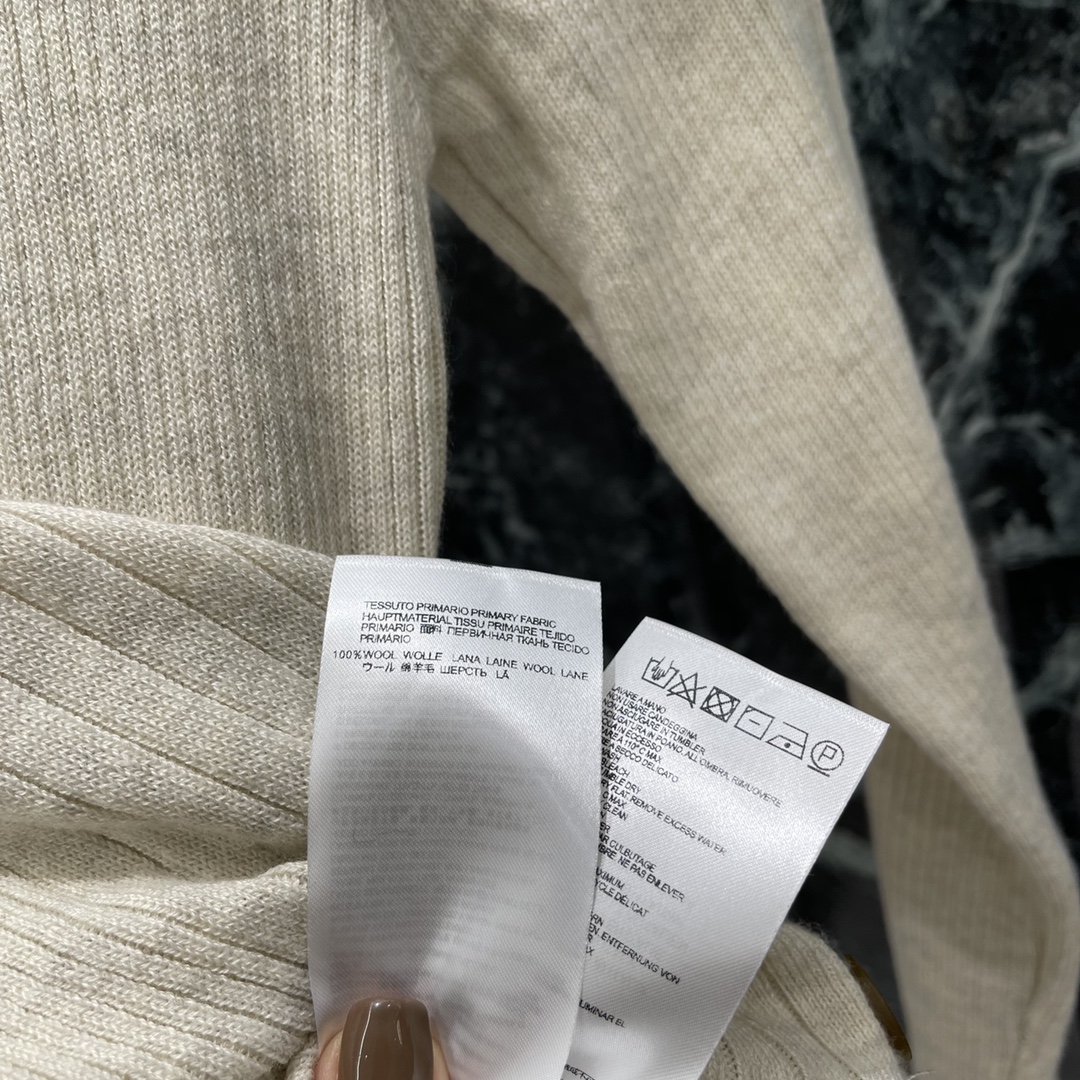 土星 25秋冬新款 收腰针织长袖上衣 辣妹的针织单品 粗细不同的针织拼接让整件衣服立体生动起来 下摆V字