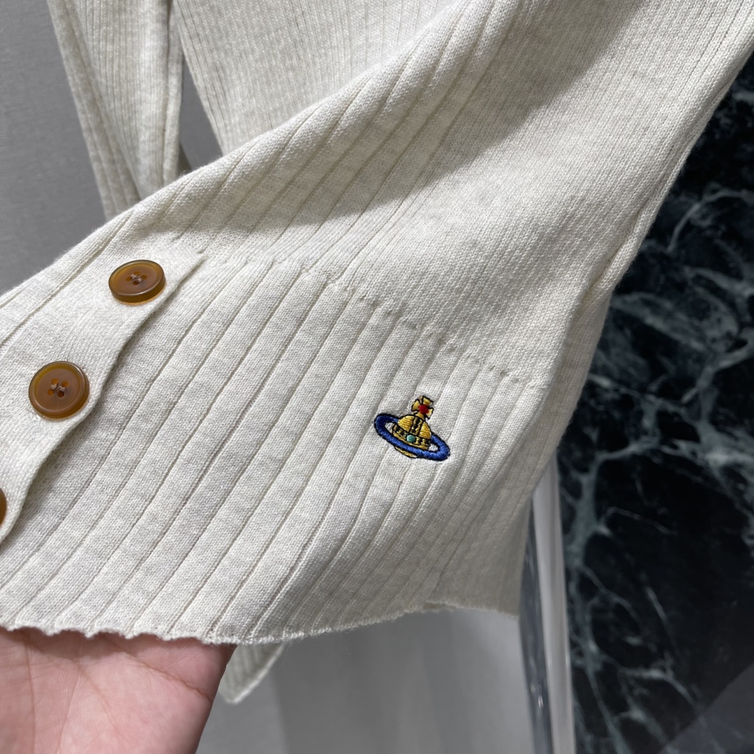 土星 25秋冬新款 收腰针织长袖上衣 辣妹的针织单品 粗细不同的针织拼接让整件衣服立体生动起来 下摆V字