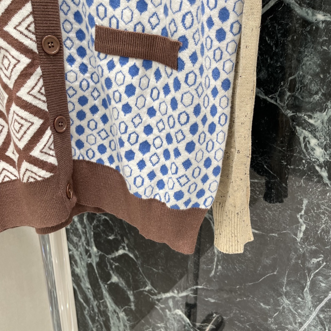 土星 25秋冬新款 复古菱格提花拼色开衫 撞色设计土星logo刺绣 彰显品牌格调 百搭款式不挑年龄肤色 