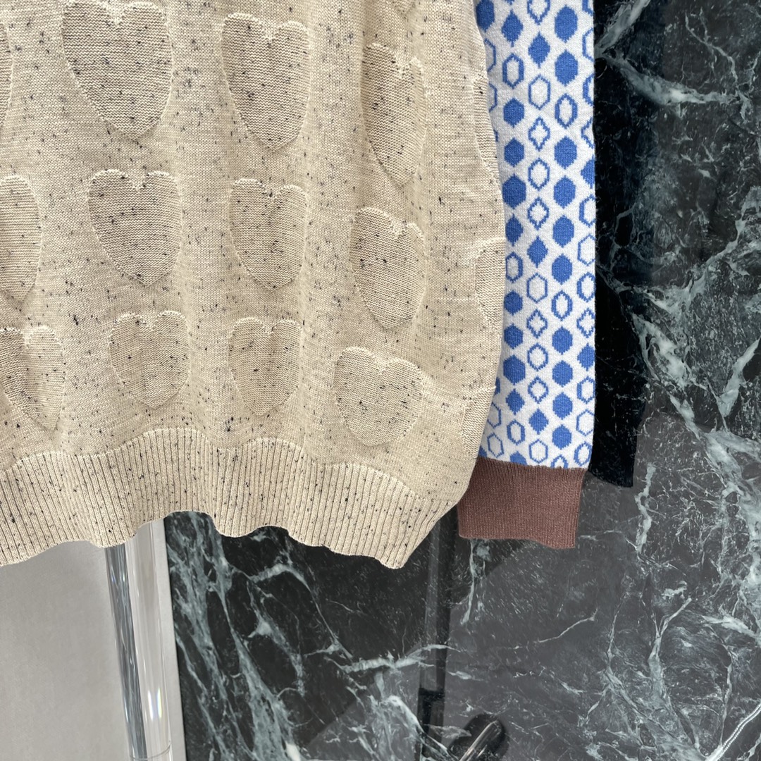 土星 25秋冬新款 复古菱格提花拼色毛衣 袖子撞色设计 和一系列的开衫相呼应 胸前经典土星logo刺绣 