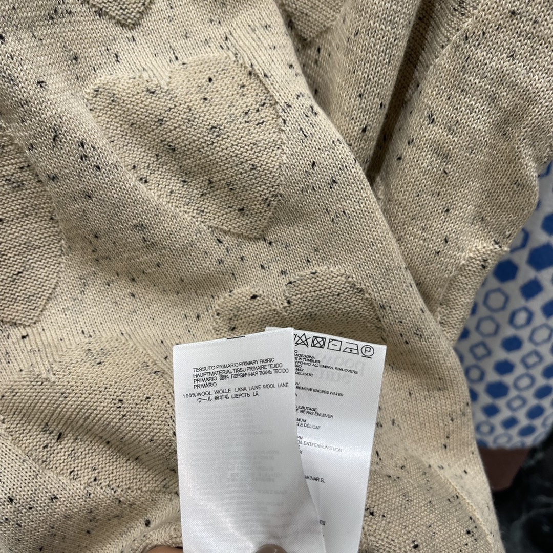 土星 25秋冬新款 复古菱格提花拼色毛衣 袖子撞色设计 和一系列的开衫相呼应 胸前经典土星logo刺绣 