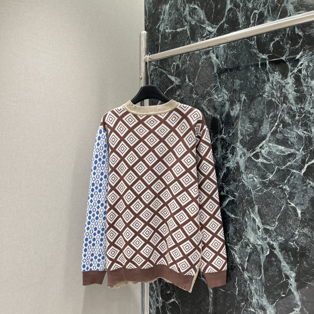 土星 25秋冬新款 复古菱格提花拼色毛衣 袖子撞色设计 和一系列的开衫相呼应 胸前经典土星logo刺绣 