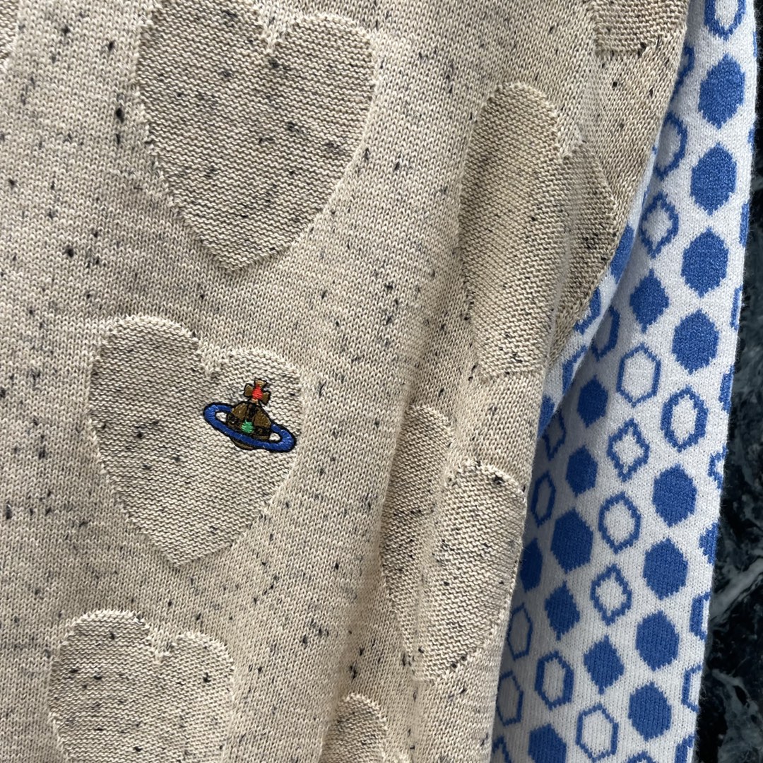 土星 25秋冬新款 复古菱格提花拼色毛衣 袖子撞色设计 和一系列的开衫相呼应 胸前经典土星logo刺绣 