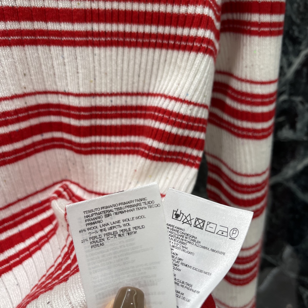 土星 25秋冬新款 撞色条纹针织上衣 简约不简单的西太后土星条纹针织衫看似平平无齐上身真的是太惊艳了很清