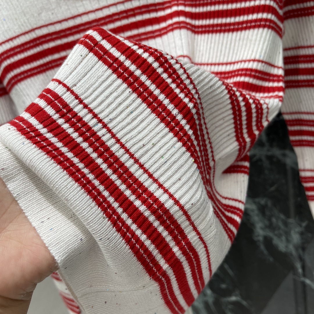 土星 25秋冬新款 撞色条纹针织上衣 简约不简单的西太后土星条纹针织衫看似平平无齐上身真的是太惊艳了很清