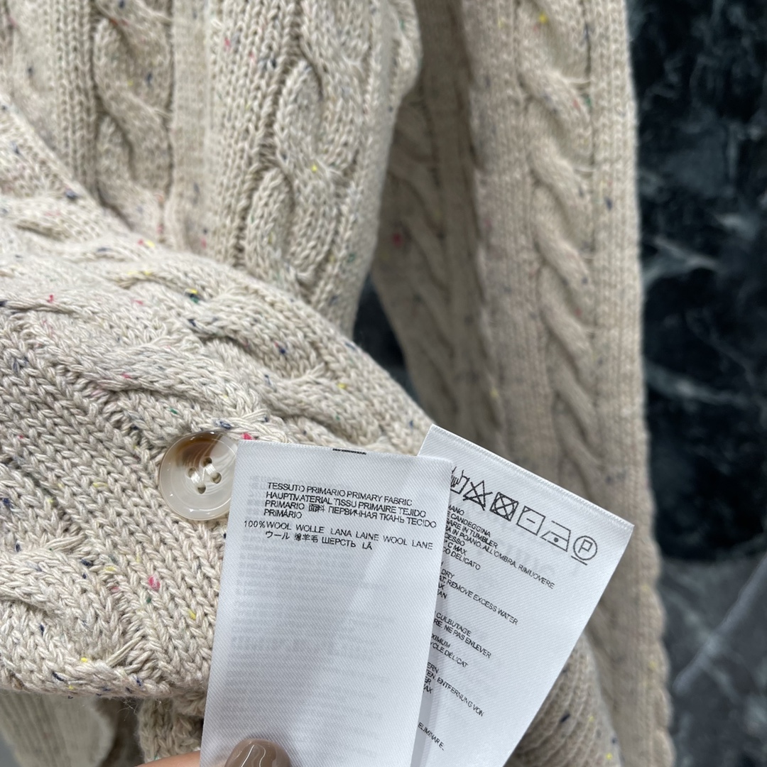 土星 25秋冬新款 圆领短袖针织开衫 胸前经典刺绣图案 圆领套头万年经典百搭 麻花扭绳纹理 简单且高级 