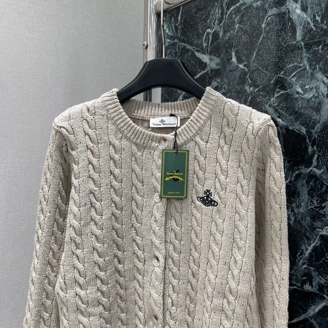 土星 25秋冬新款 圆领短袖针织开衫 胸前经典刺绣图案 圆领套头万年经典百搭 麻花扭绳纹理 简单且高级 