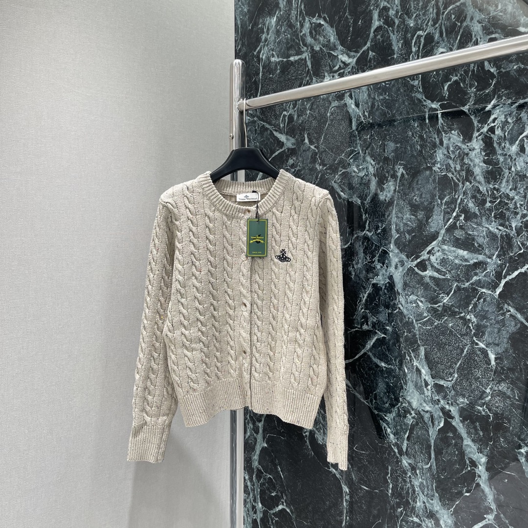 土星 25秋冬新款 圆领短袖针织开衫 胸前经典刺绣图案 圆领套头万年经典百搭 麻花扭绳纹理 简单且高级 