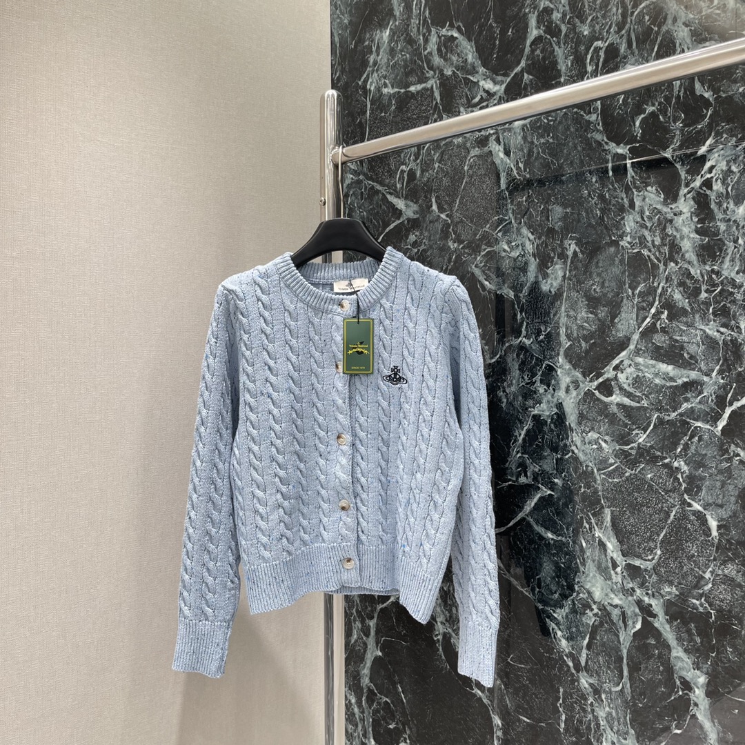 土星 25秋冬新款 圆领短袖针织开衫 胸前经典刺绣图案 圆领套头万年经典百搭 麻花扭绳纹理 简单且高级 