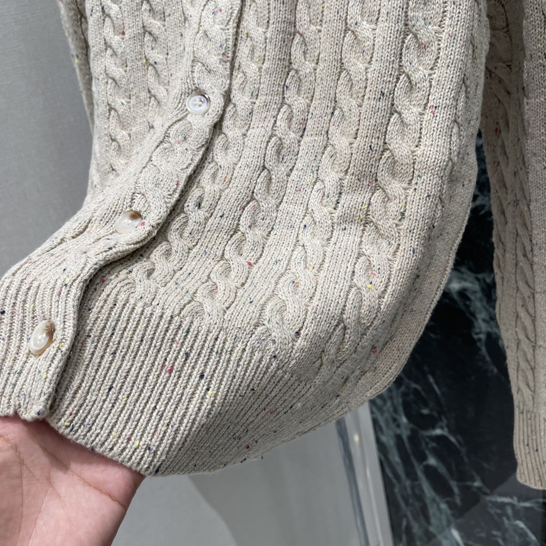 土星 25秋冬新款 圆领短袖针织开衫 胸前经典刺绣图案 圆领套头万年经典百搭 麻花扭绳纹理 简单且高级 