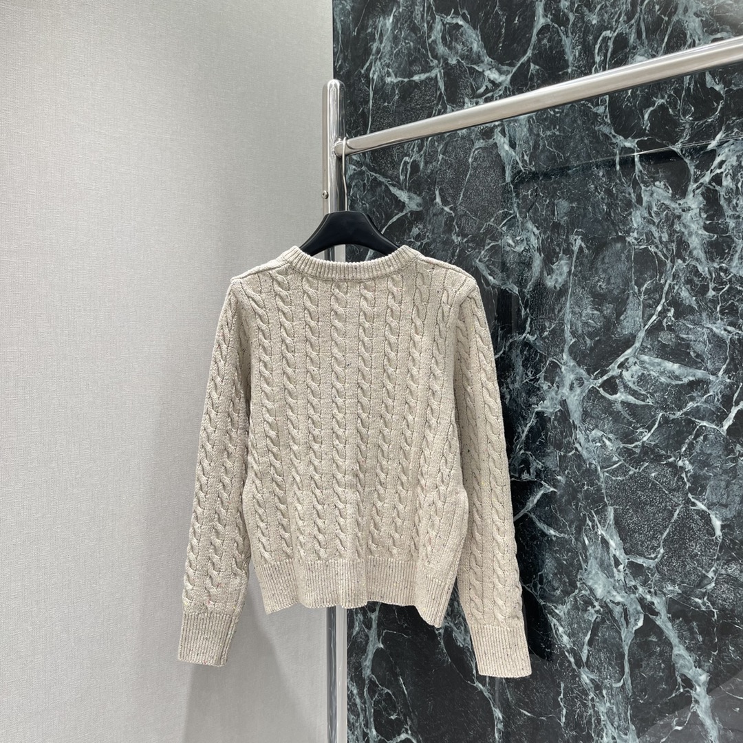 土星 25秋冬新款 圆领短袖针织开衫 胸前经典刺绣图案 圆领套头万年经典百搭 麻花扭绳纹理 简单且高级 