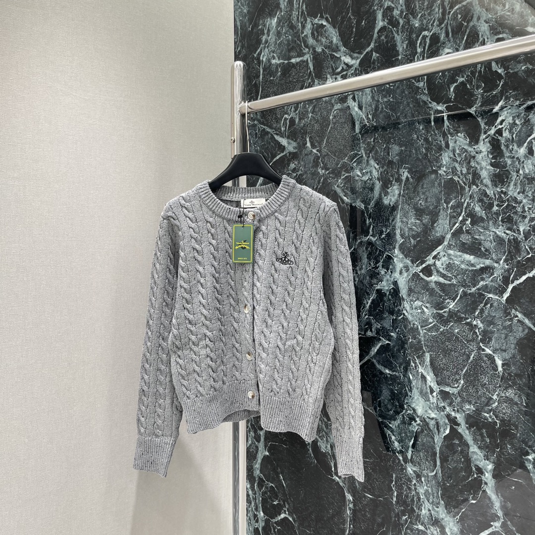 土星 25秋冬新款 圆领短袖针织开衫 胸前经典刺绣图案 圆领套头万年经典百搭 麻花扭绳纹理 简单且高级 