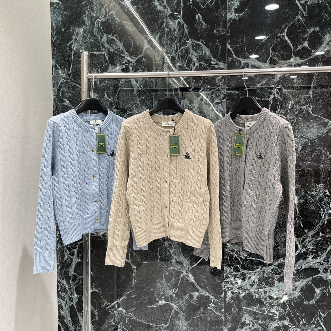 土星 25秋冬新款 圆领短袖针织开衫 胸前经典刺绣图案 圆领套头万年经典百搭 麻花扭绳纹理 简单且高级 