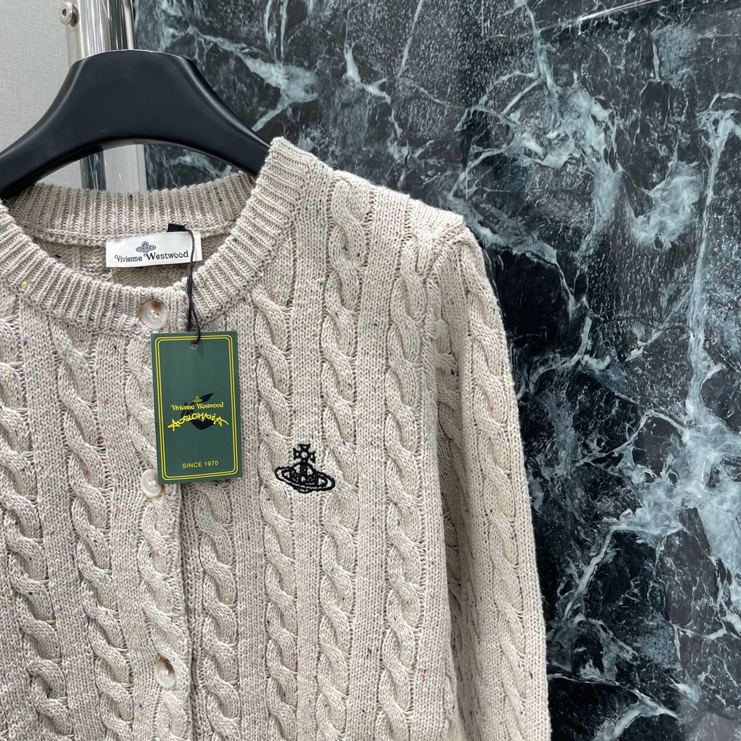 土星 25秋冬新款 圆领短袖针织开衫 胸前经典刺绣图案 圆领套头万年经典百搭 麻花扭绳纹理 简单且高级 