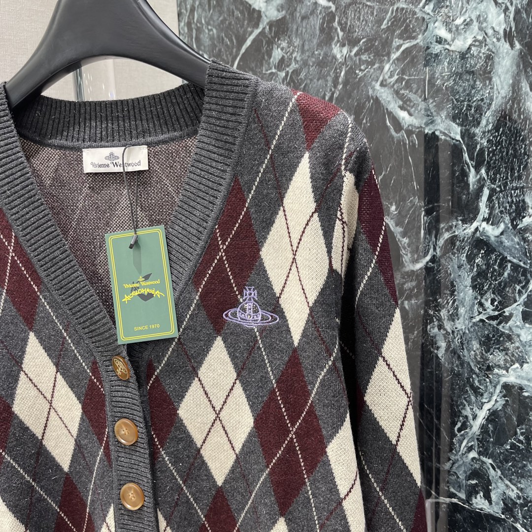 土星 25秋冬新款 菱格撞色针织开衫 通体撞色菱形图案 学院风增加青春气息字母徽标刺绣点缀 彰显品牌调性