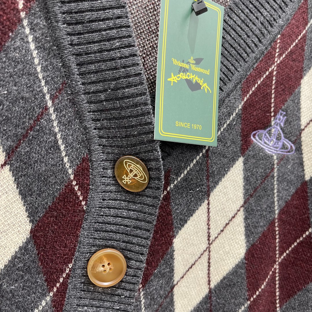 土星 25秋冬新款 菱格撞色针织开衫 通体撞色菱形图案 学院风增加青春气息字母徽标刺绣点缀 彰显品牌调性