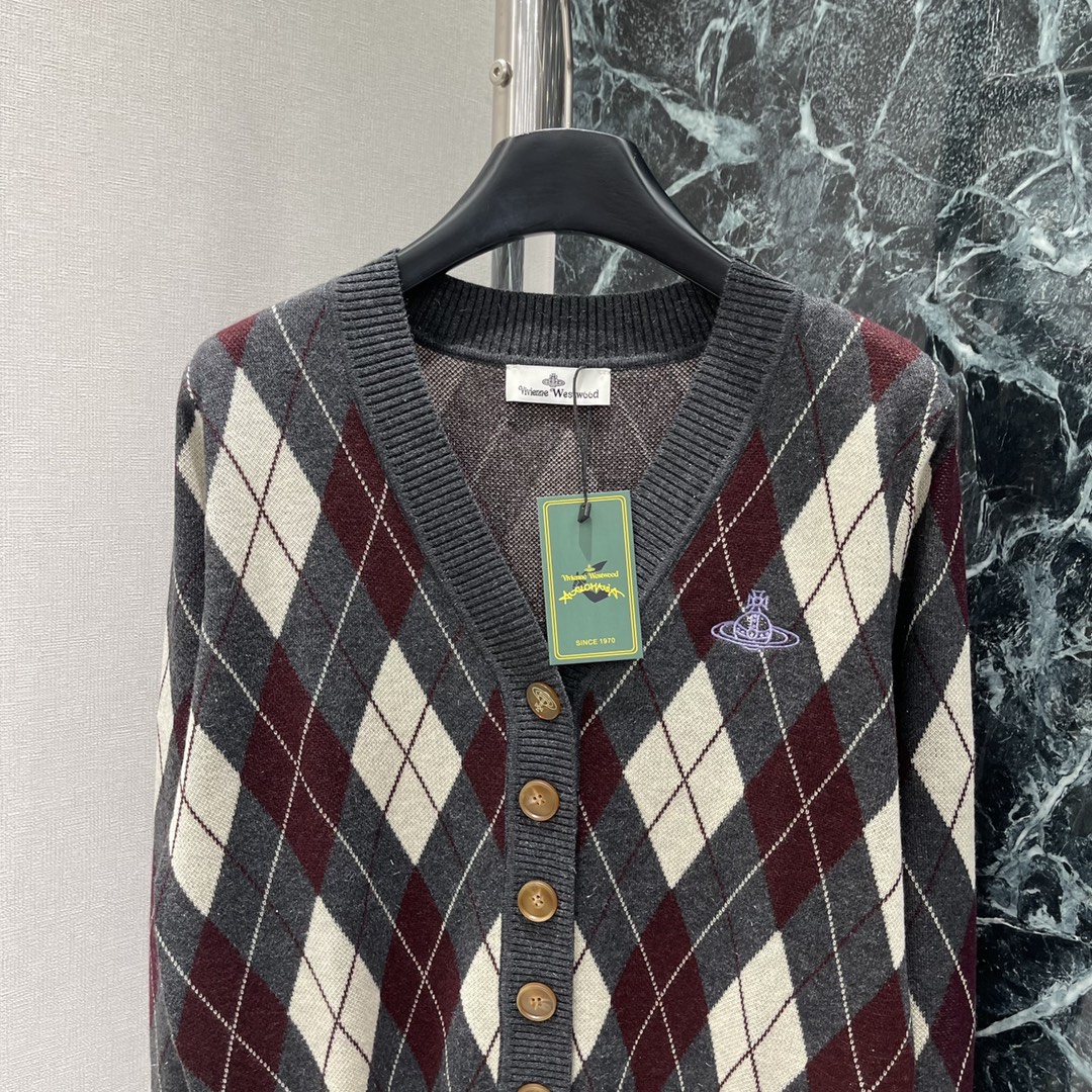 土星 25秋冬新款 菱格撞色针织开衫 通体撞色菱形图案 学院风增加青春气息字母徽标刺绣点缀 彰显品牌调性