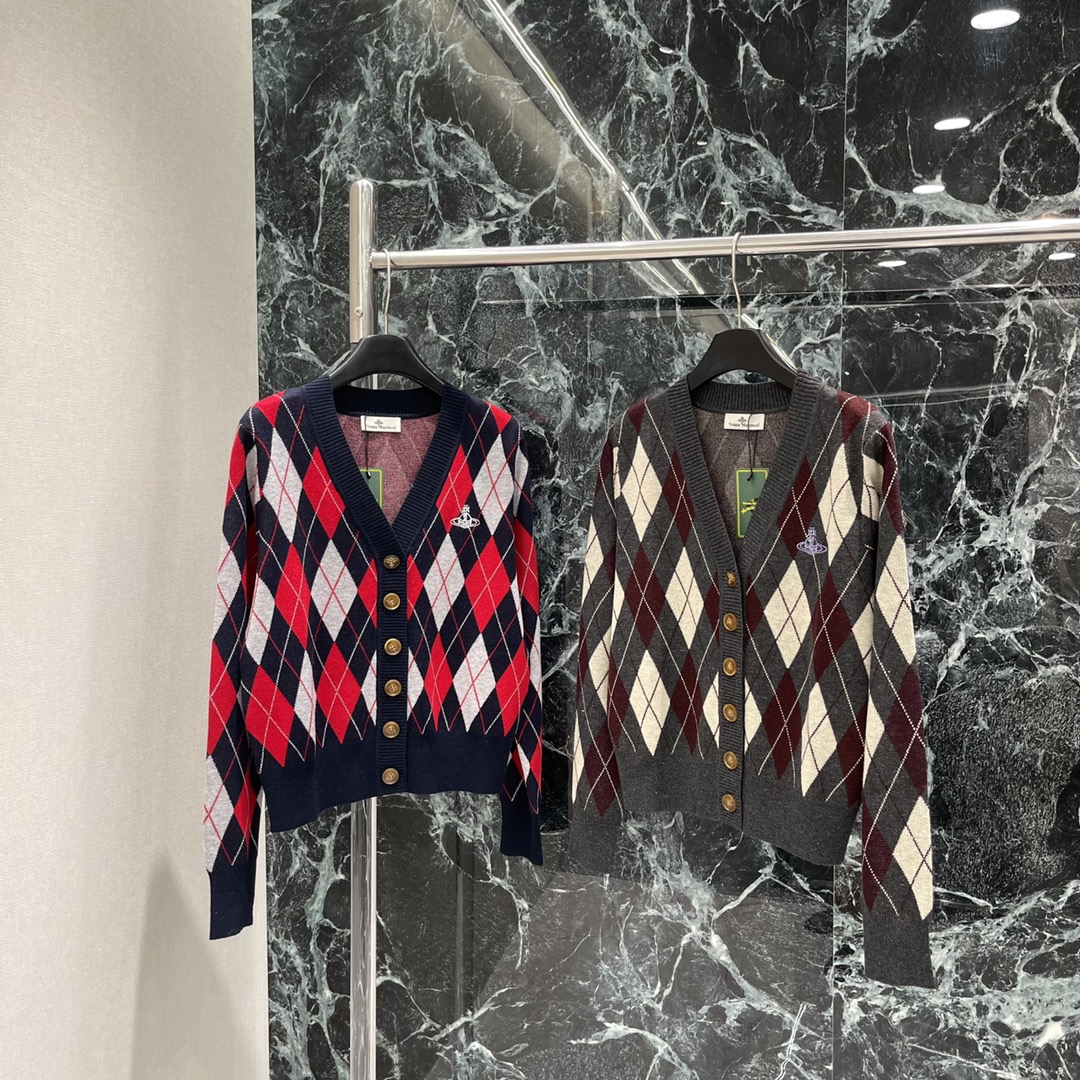 土星 25秋冬新款 菱格撞色针织开衫 通体撞色菱形图案 学院风增加青春气息字母徽标刺绣点缀 彰显品牌调性
