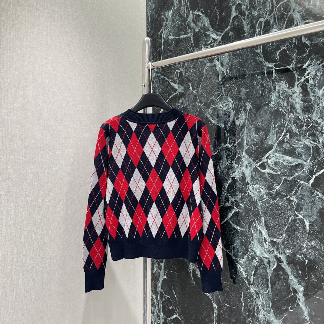 土星 25秋冬新款 菱格撞色针织开衫 通体撞色菱形图案 学院风增加青春气息字母徽标刺绣点缀 彰显品牌调性