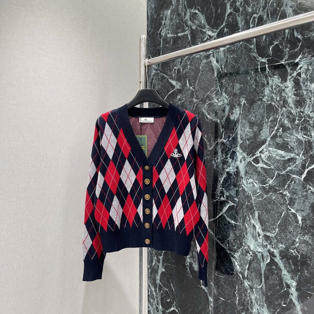 土星 25秋冬新款 菱格撞色针织开衫 通体撞色菱形图案 学院风增加青春气息字母徽标刺绣点缀 彰显品牌调性