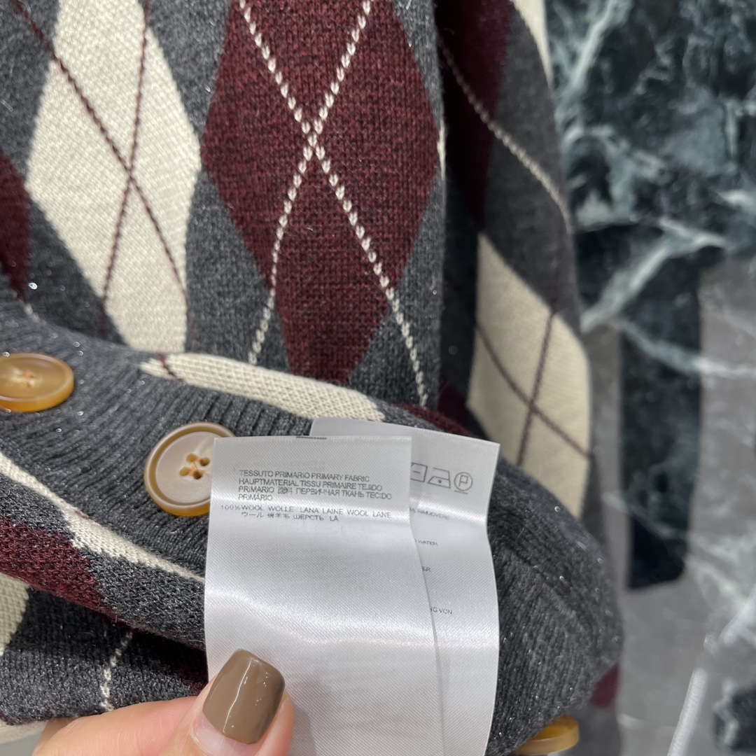 土星 25秋冬新款 菱格撞色针织开衫 通体撞色菱形图案 学院风增加青春气息字母徽标刺绣点缀 彰显品牌调性