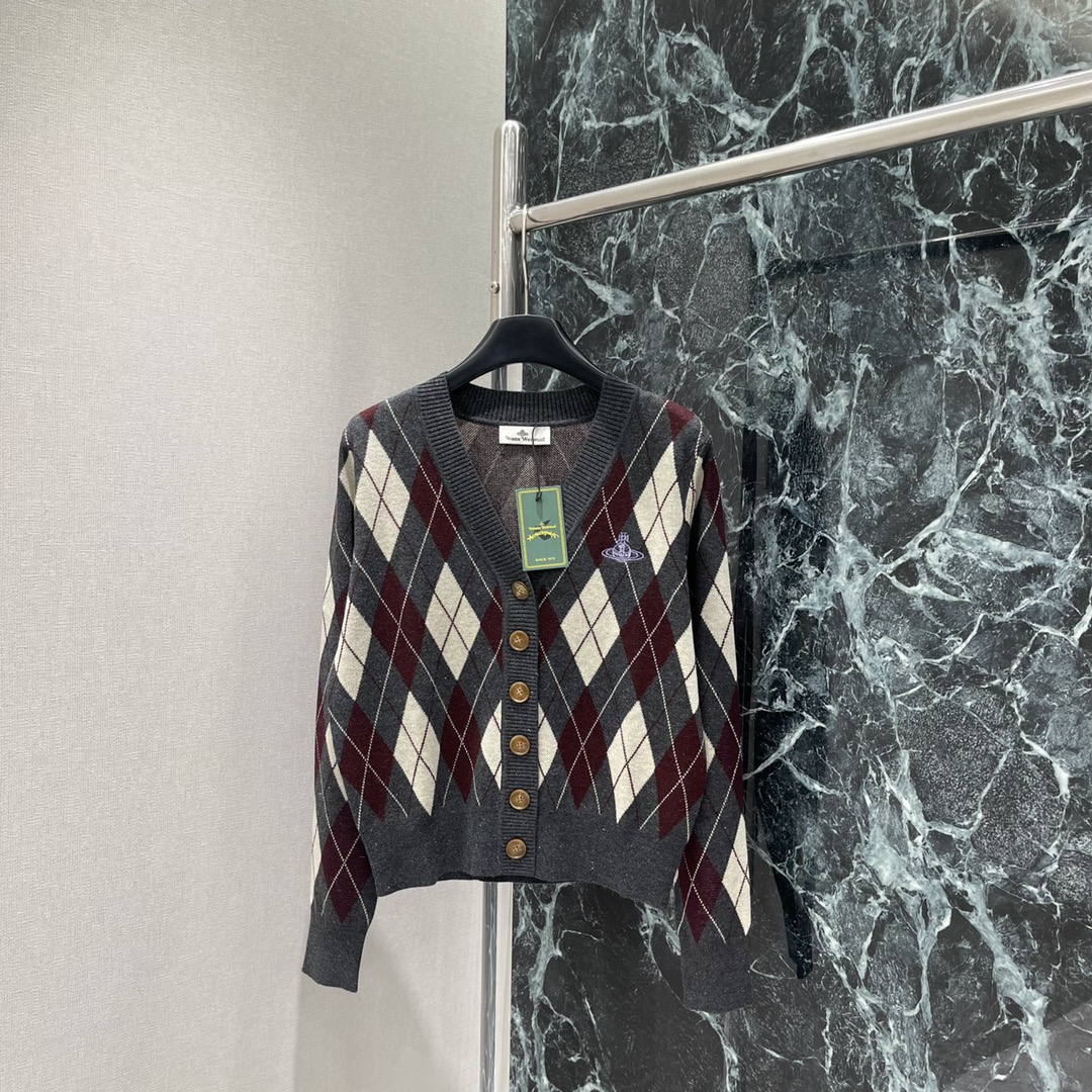 土星 25秋冬新款 菱格撞色针织开衫 通体撞色菱形图案 学院风增加青春气息字母徽标刺绣点缀 彰显品牌调性