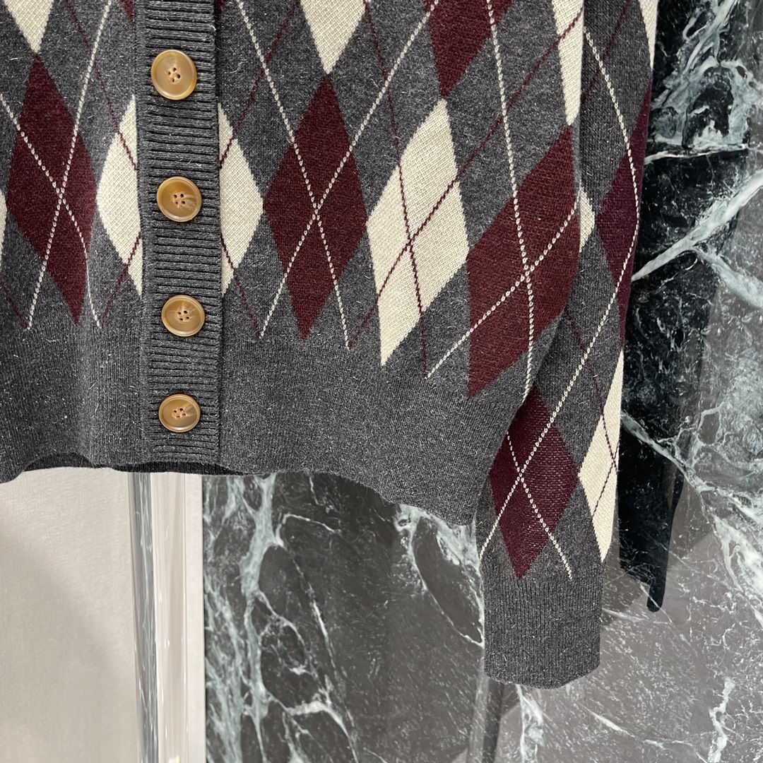 土星 25秋冬新款 菱格撞色针织开衫 通体撞色菱形图案 学院风增加青春气息字母徽标刺绣点缀 彰显品牌调性