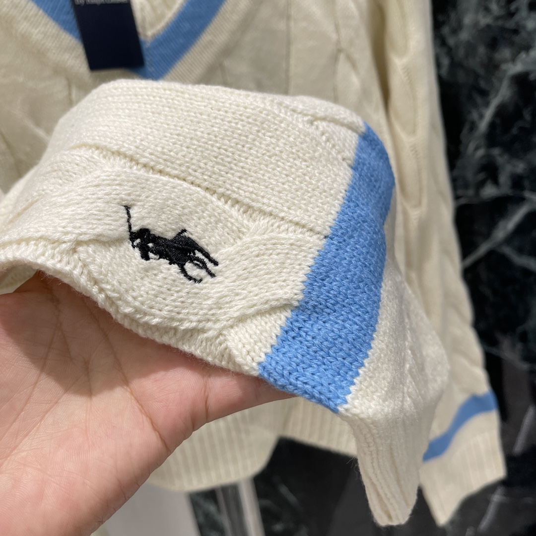 拉夫 25秋冬新款 斯佩尔曼学院联名复古针织毛衣 刺绣微标图案 领口与袖口撞色条纹装饰 麻花编织纹理 质