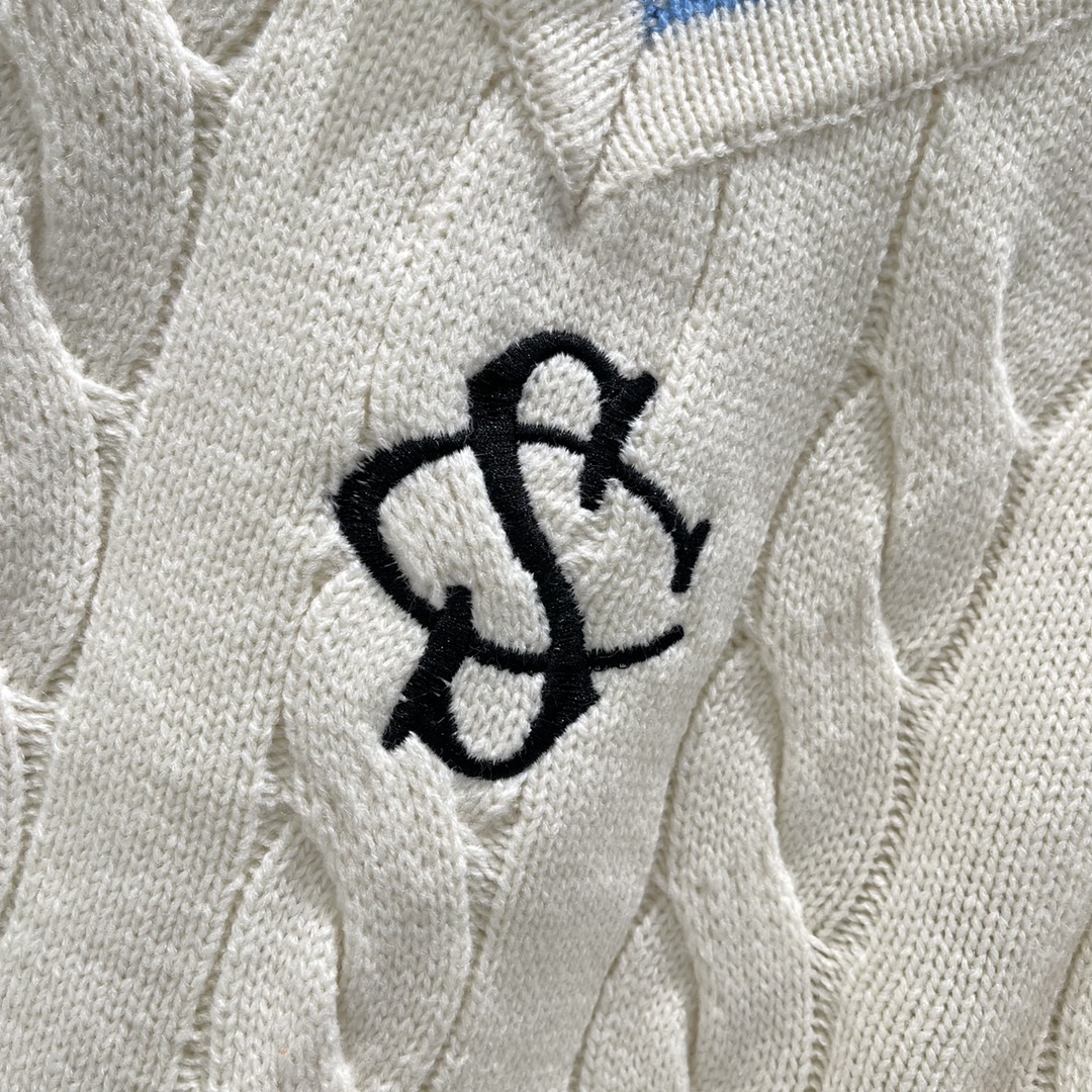 拉夫 25秋冬新款 斯佩尔曼学院联名复古针织毛衣 刺绣微标图案 领口与袖口撞色条纹装饰 麻花编织纹理 质