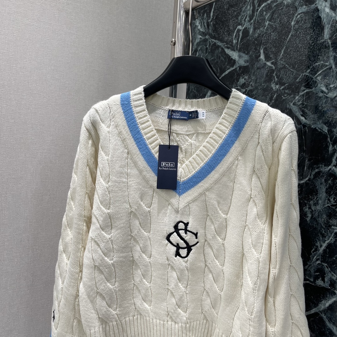 拉夫 25秋冬新款 斯佩尔曼学院联名复古针织毛衣 刺绣微标图案 领口与袖口撞色条纹装饰 麻花编织纹理 质