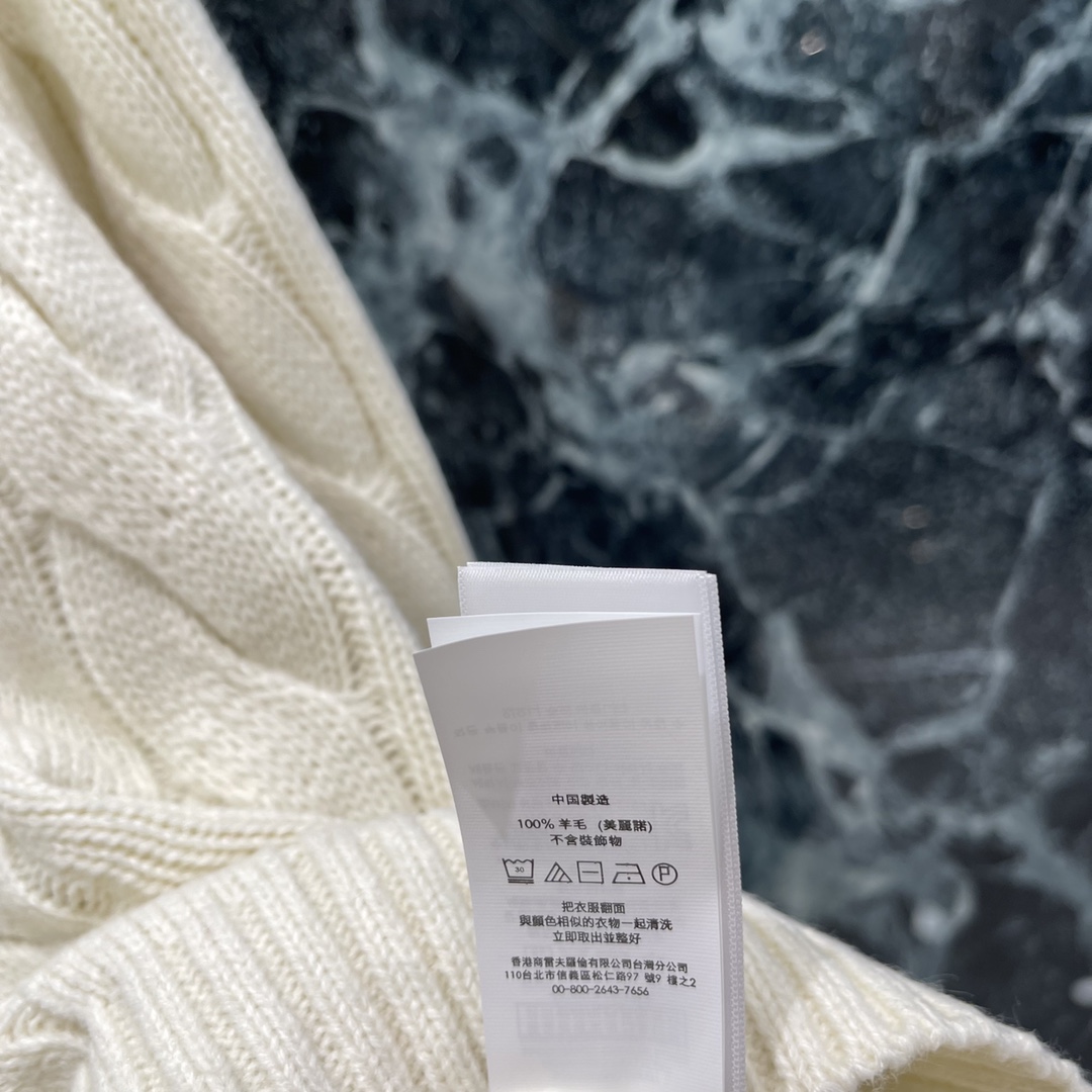 拉夫 25秋冬新款 斯佩尔曼学院联名复古针织毛衣 刺绣微标图案 领口与袖口撞色条纹装饰 麻花编织纹理 质