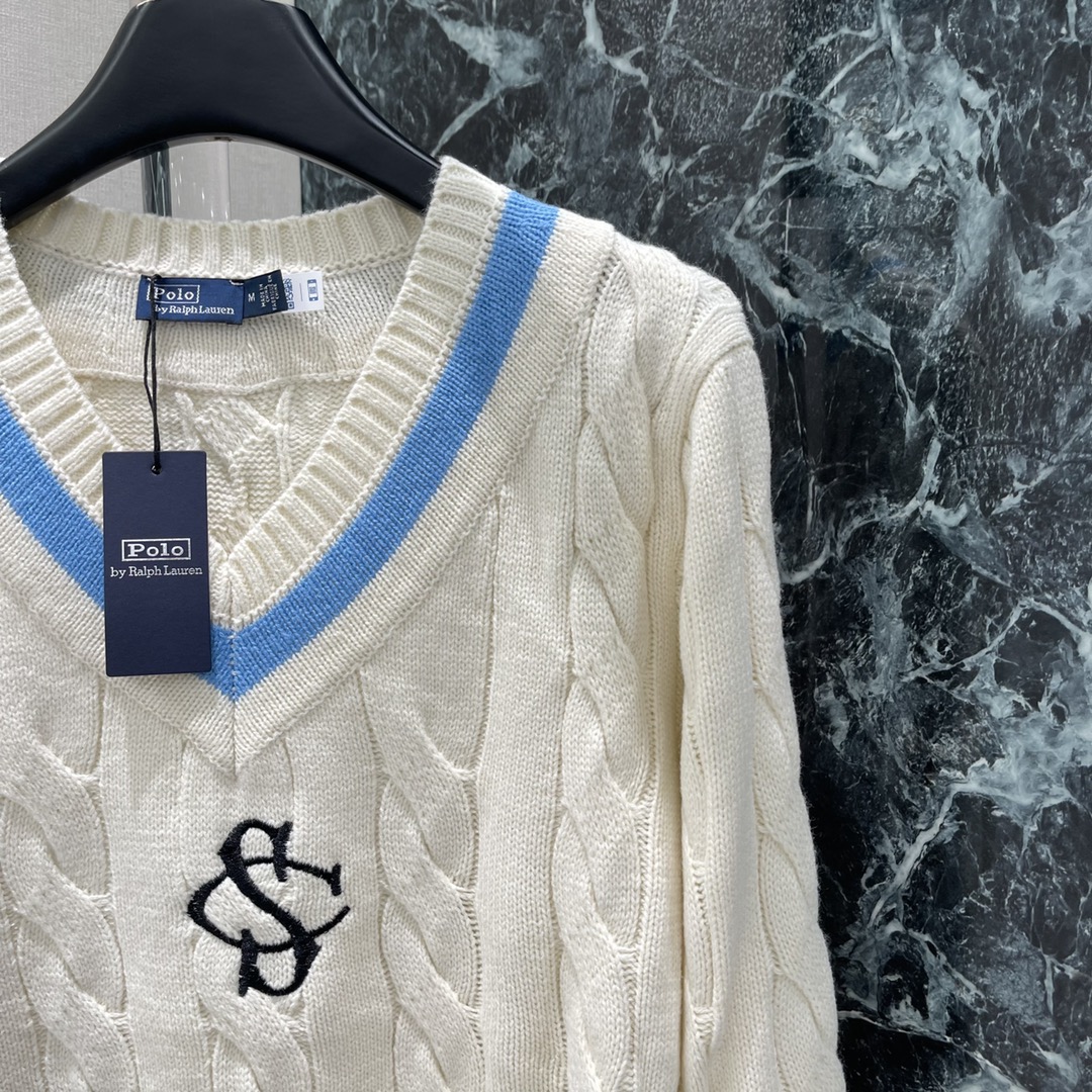 拉夫 25秋冬新款 斯佩尔曼学院联名复古针织毛衣 刺绣微标图案 领口与袖口撞色条纹装饰 麻花编织纹理 质