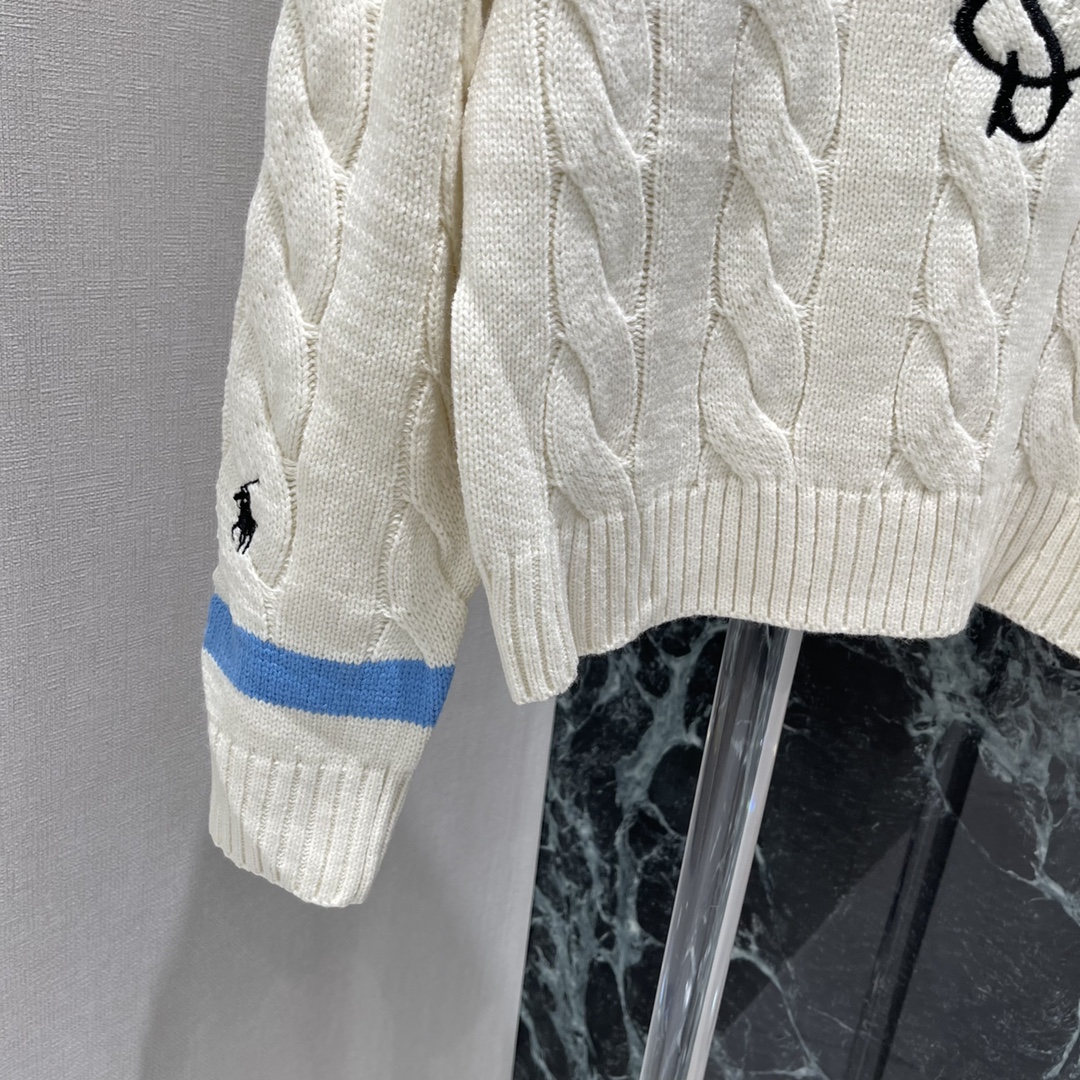 拉夫 25秋冬新款 斯佩尔曼学院联名复古针织毛衣 刺绣微标图案 领口与袖口撞色条纹装饰 麻花编织纹理 质