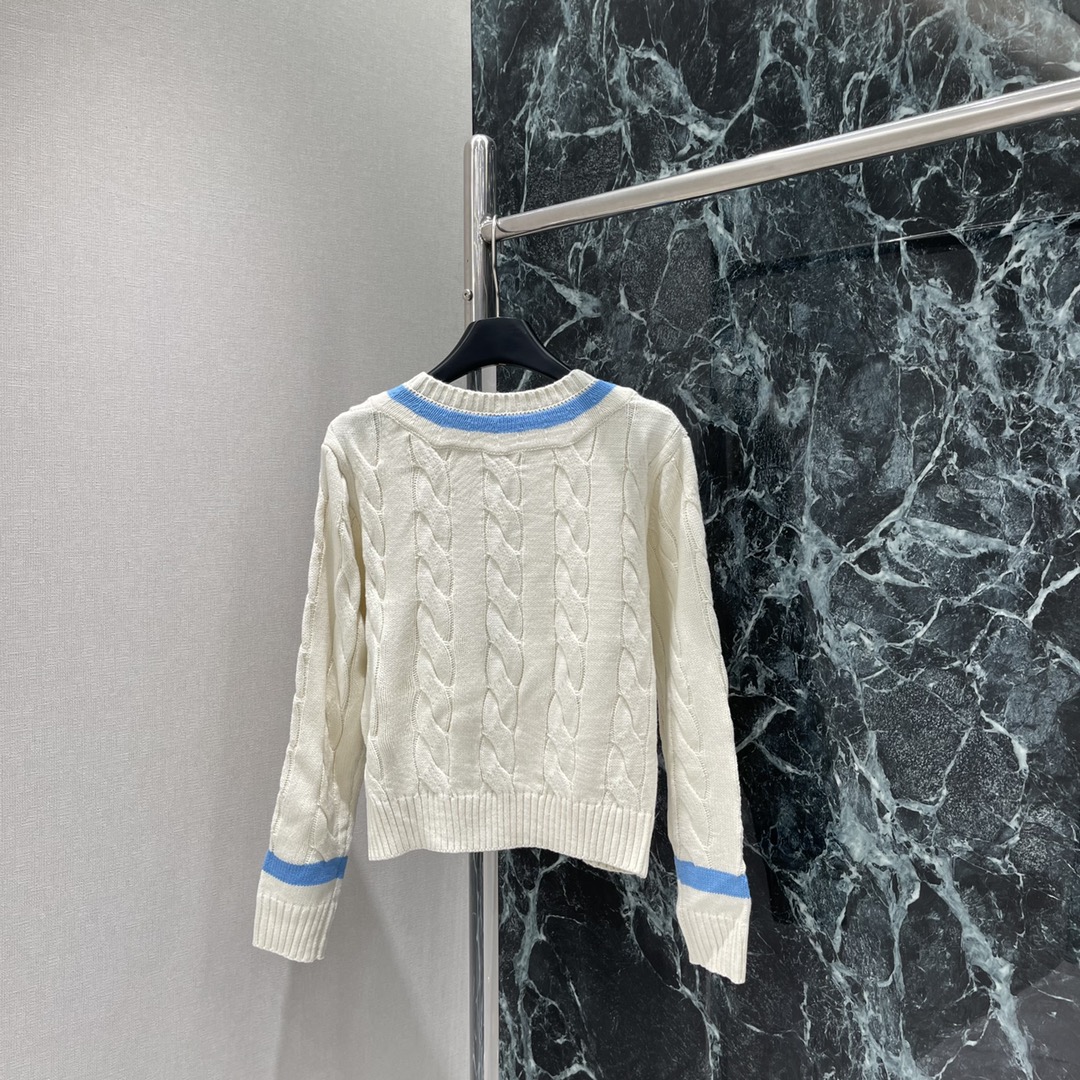 拉夫 25秋冬新款 斯佩尔曼学院联名复古针织毛衣 刺绣微标图案 领口与袖口撞色条纹装饰 麻花编织纹理 质