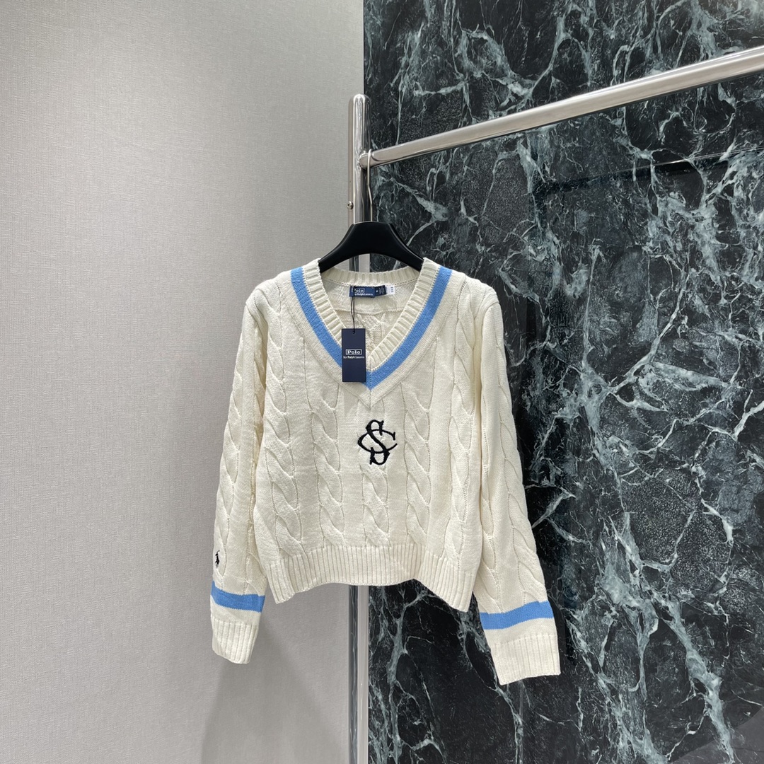 拉夫 25秋冬新款 斯佩尔曼学院联名复古针织毛衣 刺绣微标图案 领口与袖口撞色条纹装饰 麻花编织纹理 质