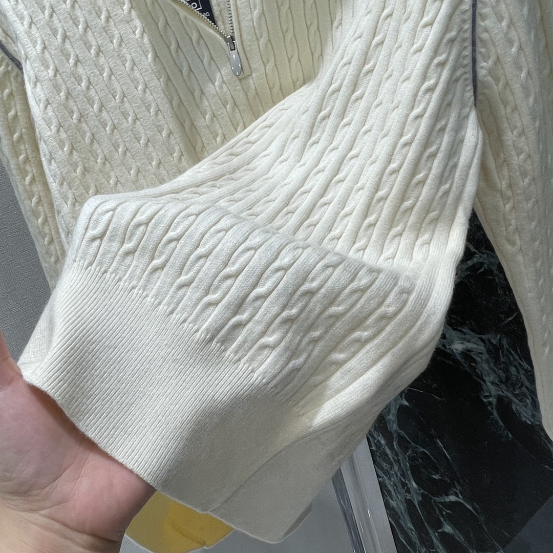 拉夫 25秋冬新款 立领半拉链针织开衫 领口撞色设计 不仅修饰了颈部线条 还增添了几分干练与帅气！👔✨拉