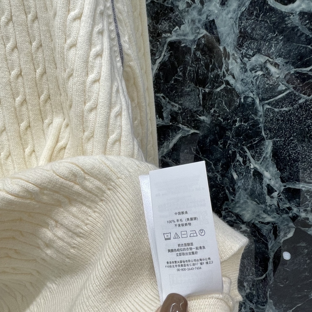 拉夫 25秋冬新款 立领半拉链针织开衫 领口撞色设计 不仅修饰了颈部线条 还增添了几分干练与帅气！👔✨拉