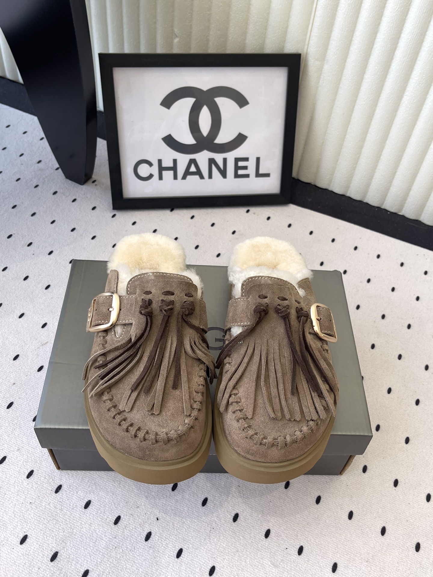 NO:492071,UGG Winter F028 2025ss new fashionable thick sole wool slippers snow boots adopt A-class Longfeng fur integrated. The overall shoes are very beautiful. Half of the fashion circle is calling it's '' is not an exaggeration. Its shoe shape is more inclined to be half-supported and pedaled, which is convenient and comfortable to put on and take off. It is the favorite of many lazy cancer stars. Imported high mercerized reverse velvet leather with inner lamb wool. The original EVA foamed sole size 35-39 (40 customized), fur shoes semi-trailed, boots, slippers19860909UGG冬季F028 2025ss新款时尚厚底一脚蹬羊毛拖鞋雪地靴 采用A级隆丰皮毛一体 整体鞋子非常漂亮.半个时尚圈都在为它打call‘”这句话一点也不夸张.它的鞋型更倾向于半托一脚蹬,穿脱方便舒适,是很多懒癌星人的心头好. 鞋面进口高丝光反绒皮 内里进口羊羔毛 大底原版EVA发泡大底 码数35-39 (40订做),毛毛鞋半拖,boots,slippers,Women's Shoes