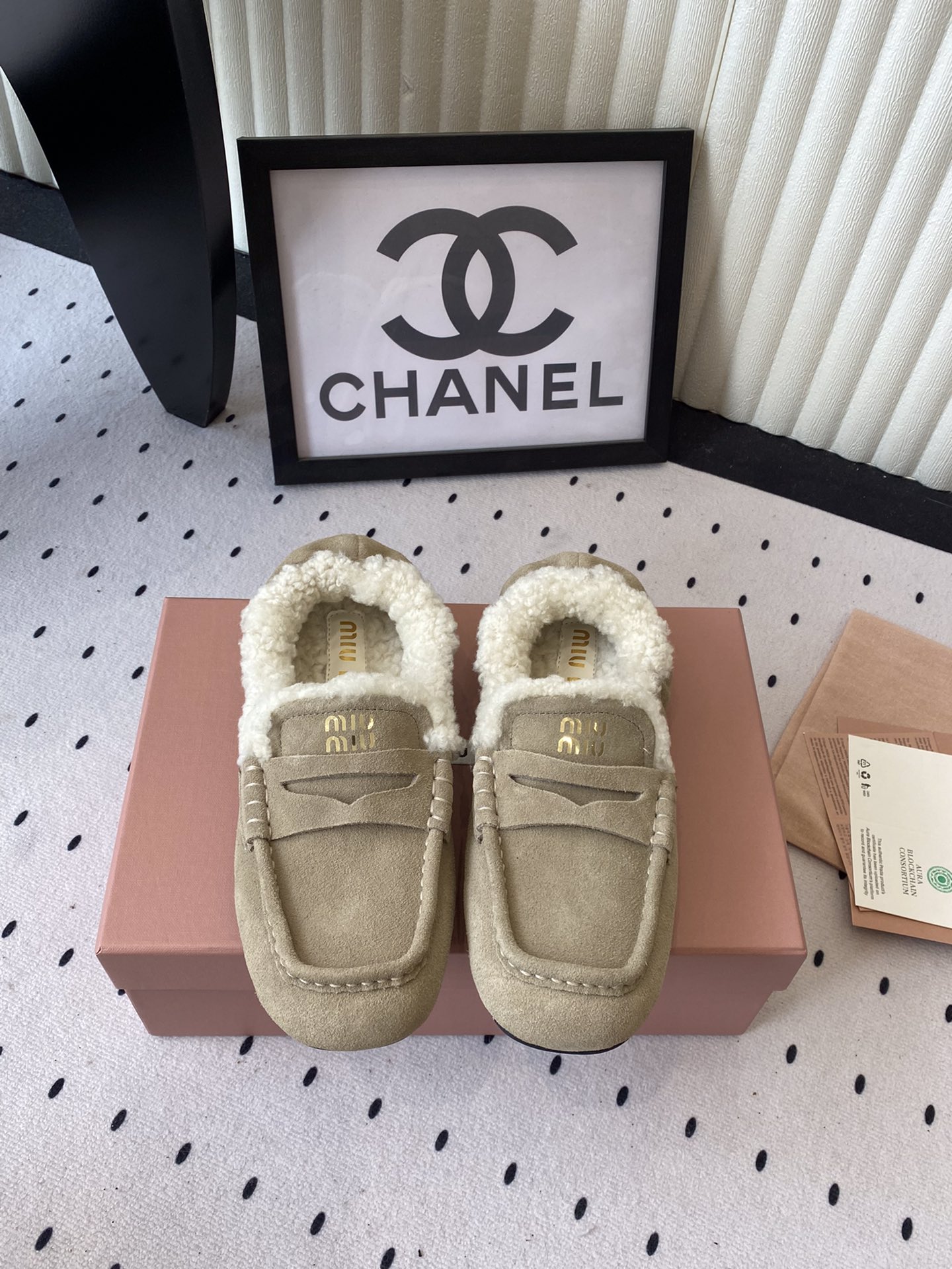 NO:492051,MiuMiu autumn and winter new wool loafer shoes, high version, celebrity celebrity love style, comfortable, fashionable and warm, imported A-class wool upper, original non-slip and wear-resistant sole, Size: 35-40, loafers, fur shoes, miumiu, loafers19860909MiuMiu秋冬新款羊毛乐福鞋鞋 高版本 明星网红大爱款 上脚舒适时尚暖和 进口A级羊毛鞋面 原版防滑耐磨大底 Size: 35-40,乐福鞋毛毛鞋,miumiu,loafers,Women's Shoes