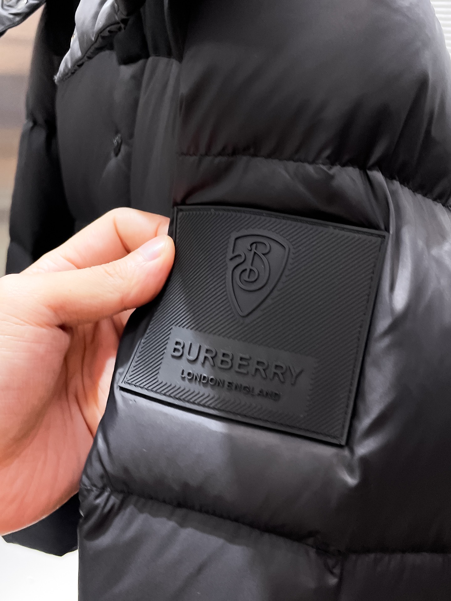 P605   巴宝莉  Burberry  2025秋冬新款连帽羽绒服外套，一衣两穿，可拆马甲，爆款来袭，高版本。内充90绒，蓬松又保暖，品相超级好。进口防风防雨面料，软糯亲肤，抗皱不沾灰，立挺有型，时尚绝绝子；奢华有型，辨识度极高；一眼就能看到的好品质。男女同款。适合凹各种造型，内搭随意，时尚感爆棚。码数M-3XL